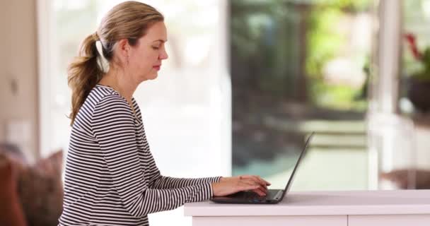 Biała Kobieta Siedząca Przy Stole Domu Widokiem Podwórko Pisząca Laptopie — Wideo stockowe