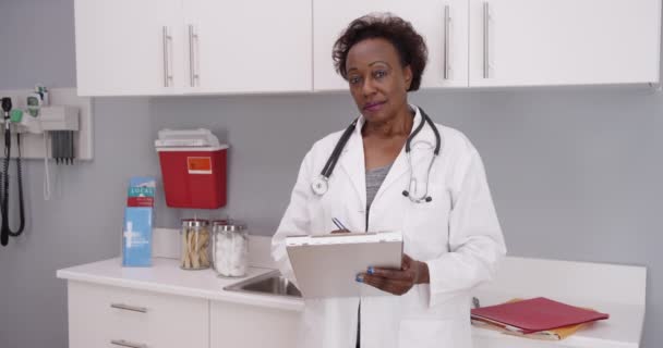 Retrato Médico Afro Americano Com Prancheta Dentro Escritório Único Médico — Vídeo de Stock