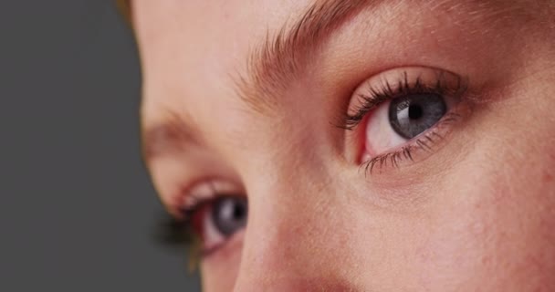Blisko Niskiego Kąta Widzenia Białej Kobiety Niebieskimi Oczami Patrzącej Poza — Wideo stockowe