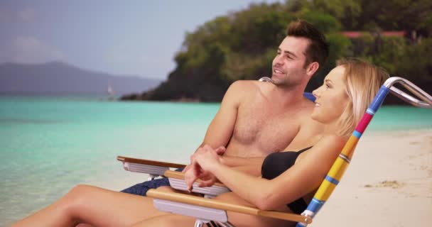 Sexy Millennial Para Relaks Plaży Razem Miły Ciepły Dzień Młoda — Wideo stockowe