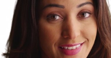 Beyaz arka plandaki kameraya bakan parlak gülüşlü güzel Latin bir kadını yakından çek. Stüdyoda kameraya gülümseyen Meksikalı çekici kadını yakından çek. 4k