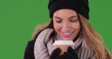 Milenyum kızı yeşil ekranda telefonuna gülerek kahve içiyor. Anahtar ya da birleşik olmak üzere yeşil ekranda.