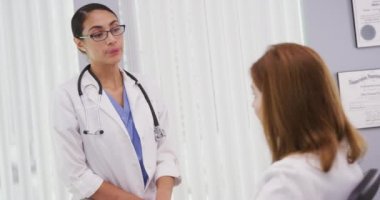 Genç pratisyen hekimin ofisinde kıdemli meslektaşıyla sohbet etmesi. İki tıp doktoru kendi aralarında hastaların sağlık durumları hakkında konuşuyorlar.