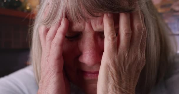 有压力的老年妇女在家庭生活中面临痛苦的特写镜头 在客厅里拍了一张老年头痛偏头痛的照片 — 图库视频影像