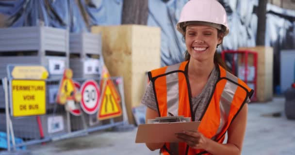 Retrato Trabalhadora Construção Feminina Chapéu Duro Colete Segurança Sorrindo Para — Vídeo de Stock