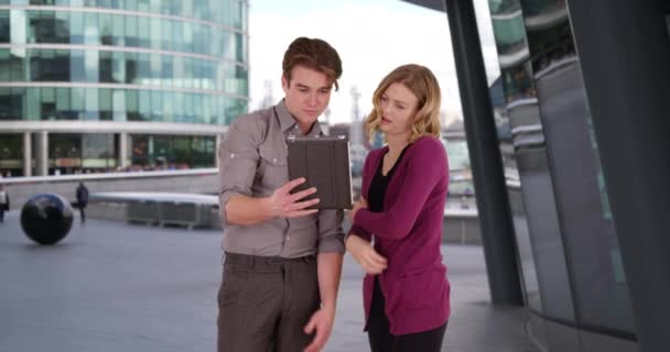 Twee Jonge Ondernemers Die Een Digitale Tablet Gebruiken Blanke Mannelijke — Stockvideo