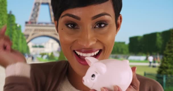 Una Mujer Negocios París Poniendo Moneda Una Alcancía Alegre Sonriente — Vídeos de Stock