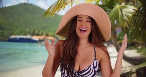 Sonriente Modelo Femenina Latina Sombrerera Playa Caribeña Feliz Turista Despreocupado — Vídeos de Stock