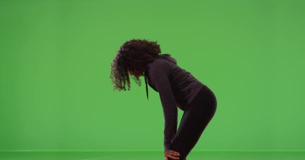 Чорна Жінка Біжить Дихаючи Відпочиваючи Під Час Тренування Бігає Зеленому — стокове відео