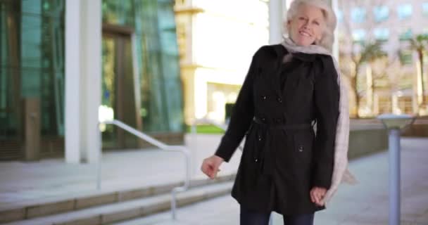 Старшая Белая Женщина Пальто Шарфом Танцует Улице Современном Здании Портрет — стоковое видео