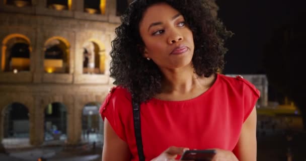 Černá Žena Turistická Sms Chytrém Telefonu Mimo Koloseum Noci Afroameričtí — Stock video