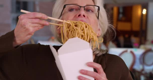 Dojrzała Bizneswoman Chińszczyznę Wynos Sukces Kobiety Bierze Szybki Obiad Chińskiej — Wideo stockowe