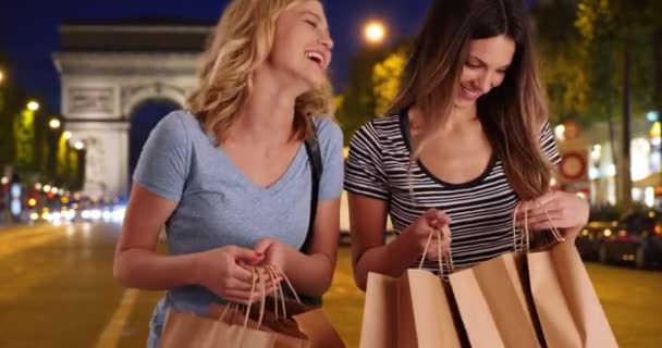 Две Молодые Женщины Париже Исследуют Делают Покупки Проверяют Свои Сумки — стоковое видео