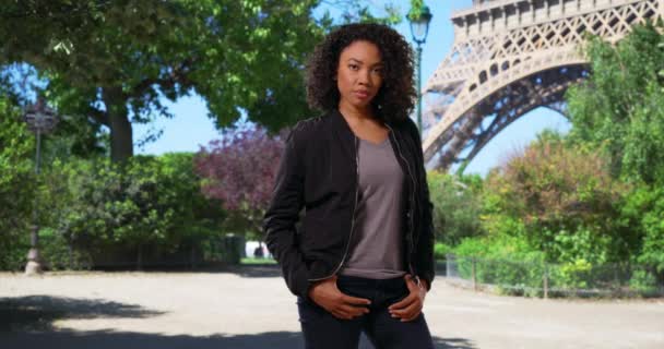 Hermosa Joven Negra Con Rizos Cortos Sonriendo París Retrato Una — Vídeo de stock
