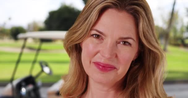 Närbild Medelålders Vit Kvinna Golfbanan Ler Mot Kameran Porträtt Lycklig — Stockvideo