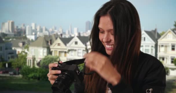 Hipster Meisje Bommenwerper Jas Fotograferen San Francisco Buurt Met Dslr — Stockvideo