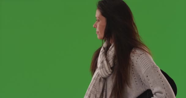 Profil Portré Fiatal Komor Kifejezés Néz Zöld Képernyőn Egy Gyönyörű — Stock videók