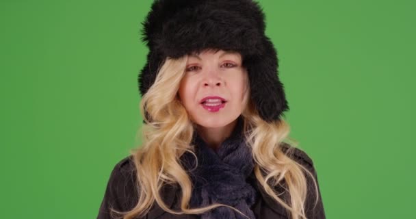 Mujer Blanca Alegre Sombrero Acogedor Bufanda Sonriendo Cámara Pantalla Verde — Vídeos de Stock