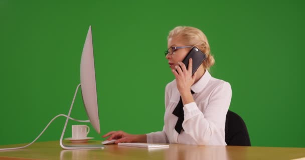 Досить Біла Жінка Телефоні Роботі Зеленому Екрані Зеленому Екрані Клавіатури — стокове відео