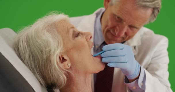 Przyjazny Starszy Dentysta Badający Zęby Starszej Kobiety Zielonym Ekranie Zielonym — Wideo stockowe