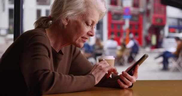 Szczęśliwy Starszy Kobieta Zakupy Online Karty Kredytowej Telefonu Kawiarni Uśmiechnięta — Wideo stockowe