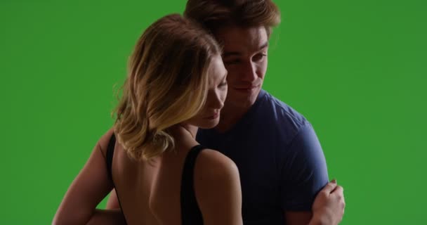 亲密的情侣拥抱在一起 脸压在绿色的屏幕上 绿色供键入或合成 — 图库视频影像