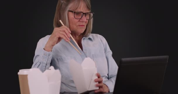 Emerytowana Starsza Kobieta Lunch Używa Laptopa Szarym Tle Biała Kobieta — Wideo stockowe