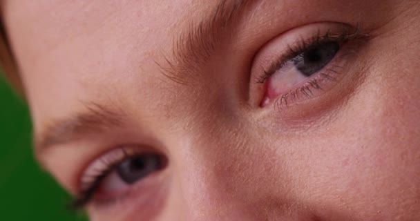 Primer Plano Los Ojos Azules Mujer Caucásica Mirando Cámara Mientras — Vídeos de Stock