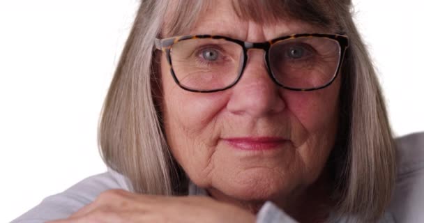 Detailní Záběr Zachmuřené Starší Ženy Brýlemi Bílém Pozadí Blízký Pohled — Stock video