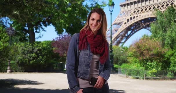 Feliz Mujer Caucásica Atractiva París Retrato Mujer Elegante Con Teléfono — Vídeo de stock