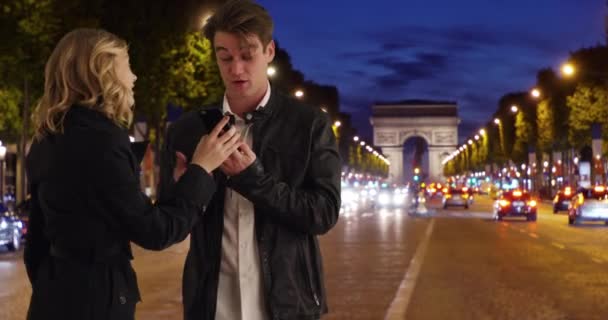 Attraente Coppia Millenaria Sulla Strada Parigi Utilizzando Smartphone Uomo Una — Video Stock