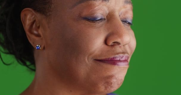 一个老年黑人女性的特写在绿色屏幕上很开心 在绿色屏幕上键入或合成 — 图库视频影像