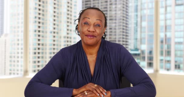 Eine Afroamerikanische Geschäftsfrau Spricht Ihrem Büro Chicago Die Kamera Eine — Stockvideo