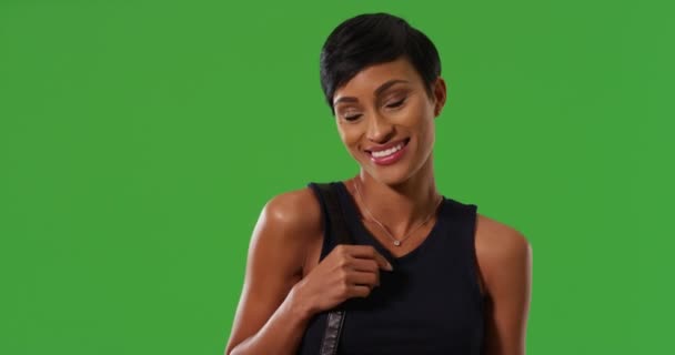 优雅的年轻黑人女子在绿色荧幕上对着相机微笑的画像 在绿色屏幕上键入或合成 — 图库视频影像