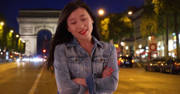 Chinesin Jeansjacke Mit Verschränkten Armen Urlaub Paris Asiatische Millennial Touristin — Stockvideo