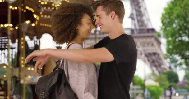 Couple Millénaire Affectueux Paris Blanc Mâle Femelle Étreindre Embrasser Devant — Video