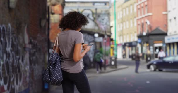 Mujer Negra Parada Calle Ciudad Enviando Mensajes Texto Mirando Alrededor — Vídeos de Stock