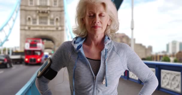 Femme Mûre Coureuse Sur Tower Bridge Posant Pour Portrait Elle — Video