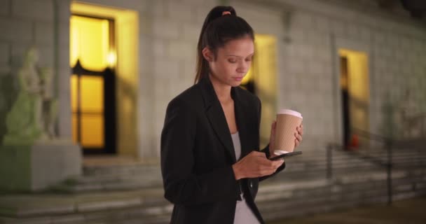 Millennial Mulher Negócios Bebendo Café Usando Smartphone Fora Seu Escritório — Vídeo de Stock