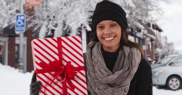 Retrato Cerca Una Mujer Caucásica Sonriente Sosteniendo Regalo Navidad Calle — Vídeo de stock
