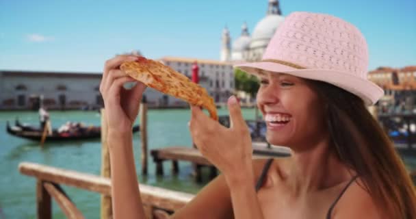Młoda Atrakcyjna Kobieta Ciesząca Się Wakacjami Wenecji Jedząc Pizzę Zbliżenie — Wideo stockowe
