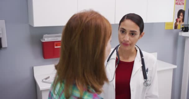 Médico Latino Profissional Que Atende Paciente Meia Idade Casa Clínica — Vídeo de Stock