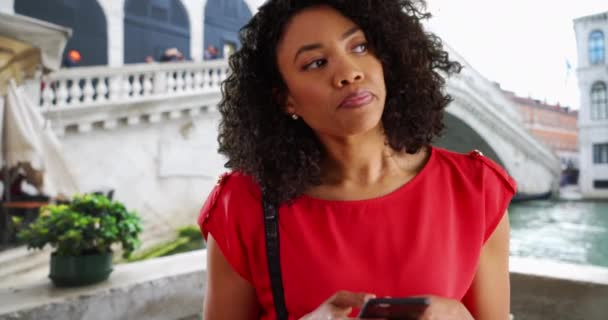 Šťastná Afroameričanka Turistka Benátkách Píše Mobil Stylová Černá Tisíciletí Dovolené — Stock video