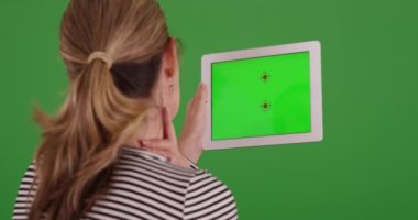 Kadın videosu yeşil ekranda beyaz erkek doktoru arıyor. Anahtar ya da birleşik olmak üzere yeşil ekranda.