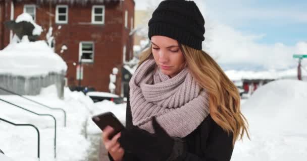 Atrakcyjne Millenium Dziewczyna Zdejmuje Rękawiczki Tekstu Smartfonie Małym Miasteczku Śniegu — Wideo stockowe