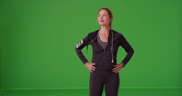 Athletische Kaukasische Frau Sportlicher Kleidung Die Auf Der Grünen Leinwand — Stockvideo