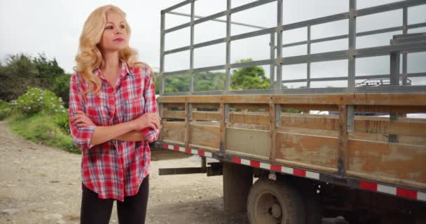 Mulher Caucasiana Por Caminhão Fazenda Olhando Fora Câmera Supervisionando Trabalho — Vídeo de Stock