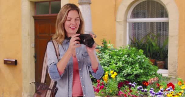 Wesoła Turystka Stojąca Przed Domem Robiąca Zdjęcia Kamerą Przyjazna Kobieta — Wideo stockowe