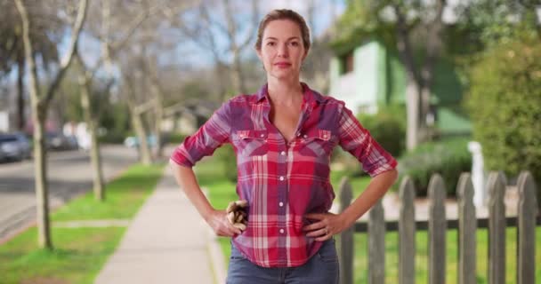 Kobieta Średnim Wieku Stojąca Chodniku Przed Domem Trzymająca Rękawiczki Rękami — Wideo stockowe