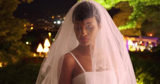Die Errötende Braut Posiert Brautkleid Und Schleier Für Ein Porträt — Stockvideo